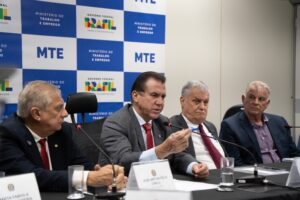 Leia mais sobre o artigo Governo discute linha de crédito para renovação da frota de taxistas, diz Luiz Marinho